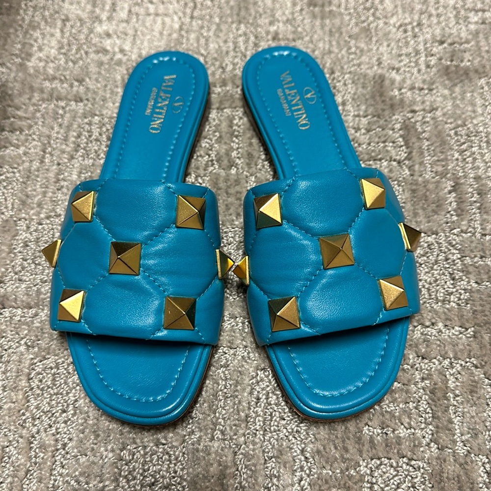 Roman stud flat